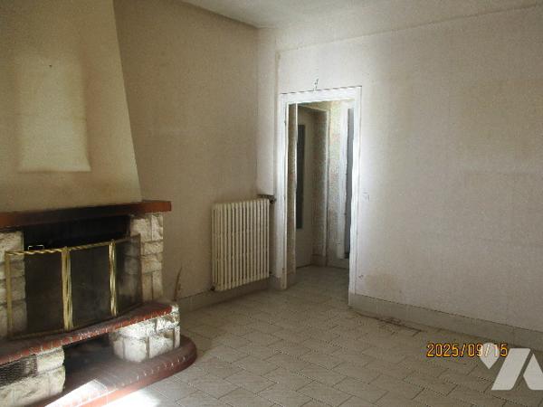 MONTHOIS, vaste maison à usage d'habitation.