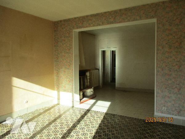 MONTHOIS, vaste maison à usage d'habitation.