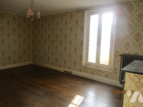 MONTHOIS, vaste maison à usage d'habitation.