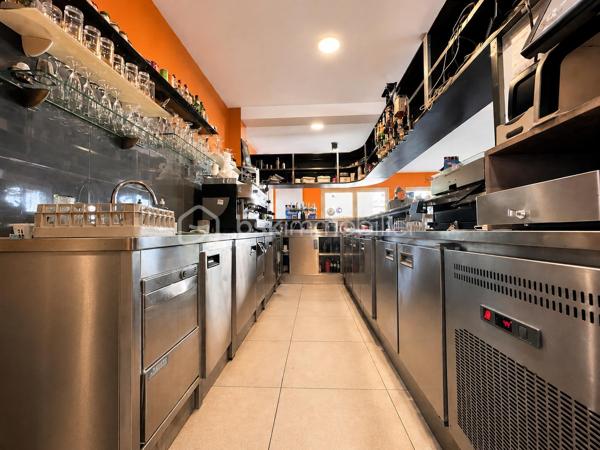FOND DE COMMERCE située dans le quartier de COEUILLY, bénéficiant d’une CLIENTÈLE FIDÈLE et d’un fort potentiel de DÉVELOPPEMENT.
L’établissement dispose d’une capacité d’environ 70 COUVERT en salle ainsi que d’une GRANDE TERRASSE arboré offrant un cadrée CHALEUREUX et CONVIVIAL.
Un TERRAIN DE PÉTANQUE déjà présent complète l’extérieur et représente un véritable atout encore peu exploité.
Le fonds es vendu entièrement ÉQUIPÉ avec l’ensemble du MOBILIER et du MATÉRIEL en place, permettant une reprise RAPIDE de l’activité.
Bail Commercial autorisant EXCLUSIVEMENT une activité de restauration.

Les + :
• Environ 70 places assises en intérieur et environ une quarantaine en extérieur.
• Grande terrasse extérieur aménagé.
• Terrain de pétanque.
• LICENCE IV.
• Clientèle régulière et fidélisée.
• Grande cave à aménager selon vos projets.
• Grand garage offrant une grande capacité de stockage pour les marchandises.
• 3 Wc dont 1 avec accès PMR.
• Potentiel de développement important.

Affaire idéale pour restaurateur souhaitant développer un lieu convivial avec fort potentiel dans un quartier dynamique.
LOYER + CHARGES environ 1800€/mois