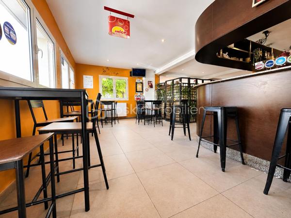 FOND DE COMMERCE située dans le quartier de COEUILLY, bénéficiant d’une CLIENTÈLE FIDÈLE et d’un fort potentiel de DÉVELOPPEMENT.
L’établissement dispose d’une capacité d’environ 70 COUVERT en salle ainsi que d’une GRANDE TERRASSE arboré offrant un cadrée CHALEUREUX et CONVIVIAL.
Un TERRAIN DE PÉTANQUE déjà présent complète l’extérieur et représente un véritable atout encore peu exploité.
Le fonds es vendu entièrement ÉQUIPÉ avec l’ensemble du MOBILIER et du MATÉRIEL en place, permettant une reprise RAPIDE de l’activité.
Bail Commercial autorisant EXCLUSIVEMENT une activité de restauration.

Les + :
• Environ 70 places assises en intérieur et environ une quarantaine en extérieur.
• Grande terrasse extérieur aménagé.
• Terrain de pétanque.
• LICENCE IV.
• Clientèle régulière et fidélisée.
• Grande cave à aménager selon vos projets.
• Grand garage offrant une grande capacité de stockage pour les marchandises.
• 3 Wc dont 1 avec accès PMR.
• Potentiel de développement important.

Affaire idéale pour restaurateur souhaitant développer un lieu convivial avec fort potentiel dans un quartier dynamique.
LOYER + CHARGES environ 1800€/mois