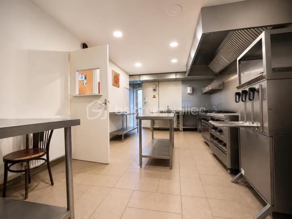 FOND DE COMMERCE située dans le quartier de COEUILLY, bénéficiant d’une CLIENTÈLE FIDÈLE et d’un fort potentiel de DÉVELOPPEMENT.
L’établissement dispose d’une capacité d’environ 70 COUVERT en salle ainsi que d’une GRANDE TERRASSE arboré offrant un cadrée CHALEUREUX et CONVIVIAL.
Un TERRAIN DE PÉTANQUE déjà présent complète l’extérieur et représente un véritable atout encore peu exploité.
Le fonds es vendu entièrement ÉQUIPÉ avec l’ensemble du MOBILIER et du MATÉRIEL en place, permettant une reprise RAPIDE de l’activité.
Bail Commercial autorisant EXCLUSIVEMENT une activité de restauration.

Les + :
• Environ 70 places assises en intérieur et environ une quarantaine en extérieur.
• Grande terrasse extérieur aménagé.
• Terrain de pétanque.
• LICENCE IV.
• Clientèle régulière et fidélisée.
• Grande cave à aménager selon vos projets.
• Grand garage offrant une grande capacité de stockage pour les marchandises.
• 3 Wc dont 1 avec accès PMR.
• Potentiel de développement important.

Affaire idéale pour restaurateur souhaitant développer un lieu convivial avec fort potentiel dans un quartier dynamique.
LOYER + CHARGES environ 1800€/mois