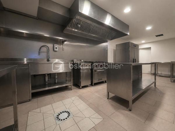 FOND DE COMMERCE située dans le quartier de COEUILLY, bénéficiant d’une CLIENTÈLE FIDÈLE et d’un fort potentiel de DÉVELOPPEMENT.
L’établissement dispose d’une capacité d’environ 70 COUVERT en salle ainsi que d’une GRANDE TERRASSE arboré offrant un cadrée CHALEUREUX et CONVIVIAL.
Un TERRAIN DE PÉTANQUE déjà présent complète l’extérieur et représente un véritable atout encore peu exploité.
Le fonds es vendu entièrement ÉQUIPÉ avec l’ensemble du MOBILIER et du MATÉRIEL en place, permettant une reprise RAPIDE de l’activité.
Bail Commercial autorisant EXCLUSIVEMENT une activité de restauration.

Les + :
• Environ 70 places assises en intérieur et environ une quarantaine en extérieur.
• Grande terrasse extérieur aménagé.
• Terrain de pétanque.
• LICENCE IV.
• Clientèle régulière et fidélisée.
• Grande cave à aménager selon vos projets.
• Grand garage offrant une grande capacité de stockage pour les marchandises.
• 3 Wc dont 1 avec accès PMR.
• Potentiel de développement important.

Affaire idéale pour restaurateur souhaitant développer un lieu convivial avec fort potentiel dans un quartier dynamique.
LOYER + CHARGES environ 1800€/mois