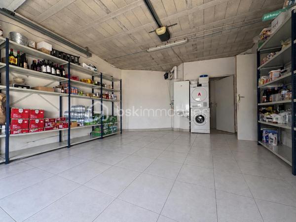 FOND DE COMMERCE située dans le quartier de COEUILLY, bénéficiant d’une CLIENTÈLE FIDÈLE et d’un fort potentiel de DÉVELOPPEMENT.
L’établissement dispose d’une capacité d’environ 70 COUVERT en salle ainsi que d’une GRANDE TERRASSE arboré offrant un cadrée CHALEUREUX et CONVIVIAL.
Un TERRAIN DE PÉTANQUE déjà présent complète l’extérieur et représente un véritable atout encore peu exploité.
Le fonds es vendu entièrement ÉQUIPÉ avec l’ensemble du MOBILIER et du MATÉRIEL en place, permettant une reprise RAPIDE de l’activité.
Bail Commercial autorisant EXCLUSIVEMENT une activité de restauration.

Les + :
• Environ 70 places assises en intérieur et environ une quarantaine en extérieur.
• Grande terrasse extérieur aménagé.
• Terrain de pétanque.
• LICENCE IV.
• Clientèle régulière et fidélisée.
• Grande cave à aménager selon vos projets.
• Grand garage offrant une grande capacité de stockage pour les marchandises.
• 3 Wc dont 1 avec accès PMR.
• Potentiel de développement important.

Affaire idéale pour restaurateur souhaitant développer un lieu convivial avec fort potentiel dans un quartier dynamique.
LOYER + CHARGES environ 1800€/mois