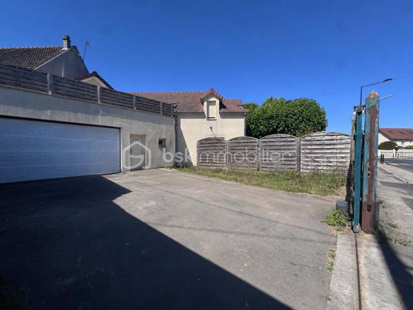 FOND DE COMMERCE située dans le quartier de COEUILLY, bénéficiant d’une CLIENTÈLE FIDÈLE et d’un fort potentiel de DÉVELOPPEMENT.
L’établissement dispose d’une capacité d’environ 70 COUVERT en salle ainsi que d’une GRANDE TERRASSE arboré offrant un cadrée CHALEUREUX et CONVIVIAL.
Un TERRAIN DE PÉTANQUE déjà présent complète l’extérieur et représente un véritable atout encore peu exploité.
Le fonds es vendu entièrement ÉQUIPÉ avec l’ensemble du MOBILIER et du MATÉRIEL en place, permettant une reprise RAPIDE de l’activité.
Bail Commercial autorisant EXCLUSIVEMENT une activité de restauration.

Les + :
• Environ 70 places assises en intérieur et environ une quarantaine en extérieur.
• Grande terrasse extérieur aménagé.
• Terrain de pétanque.
• LICENCE IV.
• Clientèle régulière et fidélisée.
• Grande cave à aménager selon vos projets.
• Grand garage offrant une grande capacité de stockage pour les marchandises.
• 3 Wc dont 1 avec accès PMR.
• Potentiel de développement important.

Affaire idéale pour restaurateur souhaitant développer un lieu convivial avec fort potentiel dans un quartier dynamique.
LOYER + CHARGES environ 1800€/mois