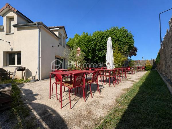 FOND DE COMMERCE située dans le quartier de COEUILLY, bénéficiant d’une CLIENTÈLE FIDÈLE et d’un fort potentiel de DÉVELOPPEMENT.
L’établissement dispose d’une capacité d’environ 70 COUVERT en salle ainsi que d’une GRANDE TERRASSE arboré offrant un cadrée CHALEUREUX et CONVIVIAL.
Un TERRAIN DE PÉTANQUE déjà présent complète l’extérieur et représente un véritable atout encore peu exploité.
Le fonds es vendu entièrement ÉQUIPÉ avec l’ensemble du MOBILIER et du MATÉRIEL en place, permettant une reprise RAPIDE de l’activité.
Bail Commercial autorisant EXCLUSIVEMENT une activité de restauration.

Les + :
• Environ 70 places assises en intérieur et environ une quarantaine en extérieur.
• Grande terrasse extérieur aménagé.
• Terrain de pétanque.
• LICENCE IV.
• Clientèle régulière et fidélisée.
• Grande cave à aménager selon vos projets.
• Grand garage offrant une grande capacité de stockage pour les marchandises.
• 3 Wc dont 1 avec accès PMR.
• Potentiel de développement important.

Affaire idéale pour restaurateur souhaitant développer un lieu convivial avec fort potentiel dans un quartier dynamique.
LOYER + CHARGES environ 1800€/mois