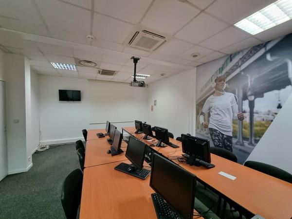 A VENDRE - PRIX SANS CONCURRENCE - 2129m² DE BUREAUX POITIERS NORD
