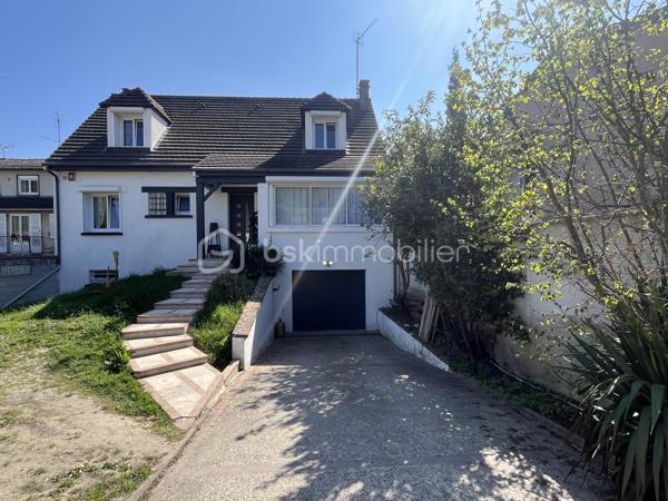 Venez poser vos valises dans cette superbe maison de 174 m²habitable, conçue pour ceux qui recherchent harmonie et tranquillité
Construite en 1983, elle offre un cadre de vie unique, idéal pour les familles en quête d’espace et de confort avec toutes les commodités à pied
La propriété, sans mitoyenneté, édifiée sur sous-sol total pouvant y accueillir 2 véhicules, une cave, une buanderie et un grand espace chaufferie 

Avec cinq pièces savamment réparties sur deux niveaux, cette maison présente une disposition intérieure réfléchie : au rez-de-chaussée un séjour / salle à manger convivial, une cuisine fonctionnelle et moderne ainsi que de généreux espaces de détente. Le charme de la propriété est accentué part la lumière traversante avec ses grande baies vitrée et sa suite parentale avec douche et dressing d'environ 22 m2 pour le rez-de-chaussée-de-chaussée

À l’étage, un palier desservant 3 chambres, dont une d'environ 22 m2, une grande salle de bain et un second WC indépendant.

Profitez des deux terrasses pour des moments de détente en famille ou entre amis et d'une piscine privative pour se rafraîchir durant les chaudes journées d'été ainsi qu'un jardin plat avec de la pelouse qui offrent des espaces de plein air agréables.

Les +++ 
- Refait à neuf : Aucun travaux à prévoir 
- Ravalement - de 2 ans 
- Climatisation réversible + Pompe à chaleur  
- Très grand espace de vie au RDC avec belle chambre parentale - Au total 4 vraies chambres !! 
- Possibilité de stationner plusieurs véhicules 
- Portail / porte de garage et volets électrique 

Contactez Stéphanie Visini pour plus d’informations concernant cette opportunité unique. Ne manquez pas cette chance de vivre dans un espace accueillant et spacieux.