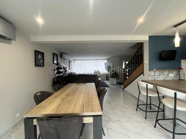 Venez poser vos valises dans cette superbe maison de 174 m²habitable, conçue pour ceux qui recherchent harmonie et tranquillité
Construite en 1983, elle offre un cadre de vie unique, idéal pour les familles en quête d’espace et de confort avec toutes les commodités à pied
La propriété, sans mitoyenneté, édifiée sur sous-sol total pouvant y accueillir 2 véhicules, une cave, une buanderie et un grand espace chaufferie 

Avec cinq pièces savamment réparties sur deux niveaux, cette maison présente une disposition intérieure réfléchie : au rez-de-chaussée un séjour / salle à manger convivial, une cuisine fonctionnelle et moderne ainsi que de généreux espaces de détente. Le charme de la propriété est accentué part la lumière traversante avec ses grande baies vitrée et sa suite parentale avec douche et dressing d'environ 22 m2 pour le rez-de-chaussée-de-chaussée

À l’étage, un palier desservant 3 chambres, dont une d'environ 22 m2, une grande salle de bain et un second WC indépendant.

Profitez des deux terrasses pour des moments de détente en famille ou entre amis et d'une piscine privative pour se rafraîchir durant les chaudes journées d'été ainsi qu'un jardin plat avec de la pelouse qui offrent des espaces de plein air agréables.

Les +++ 
- Refait à neuf : Aucun travaux à prévoir 
- Ravalement - de 2 ans 
- Climatisation réversible + Pompe à chaleur  
- Très grand espace de vie au RDC avec belle chambre parentale - Au total 4 vraies chambres !! 
- Possibilité de stationner plusieurs véhicules 
- Portail / porte de garage et volets électrique 

Contactez Stéphanie Visini pour plus d’informations concernant cette opportunité unique. Ne manquez pas cette chance de vivre dans un espace accueillant et spacieux.