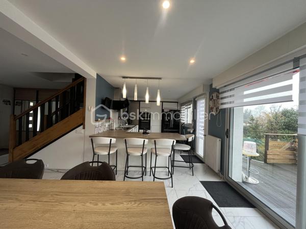 Venez poser vos valises dans cette superbe maison de 174 m²habitable, conçue pour ceux qui recherchent harmonie et tranquillité
Construite en 1983, elle offre un cadre de vie unique, idéal pour les familles en quête d’espace et de confort avec toutes les commodités à pied
La propriété, sans mitoyenneté, édifiée sur sous-sol total pouvant y accueillir 2 véhicules, une cave, une buanderie et un grand espace chaufferie 

Avec cinq pièces savamment réparties sur deux niveaux, cette maison présente une disposition intérieure réfléchie : au rez-de-chaussée un séjour / salle à manger convivial, une cuisine fonctionnelle et moderne ainsi que de généreux espaces de détente. Le charme de la propriété est accentué part la lumière traversante avec ses grande baies vitrée et sa suite parentale avec douche et dressing d'environ 22 m2 pour le rez-de-chaussée-de-chaussée

À l’étage, un palier desservant 3 chambres, dont une d'environ 22 m2, une grande salle de bain et un second WC indépendant.

Profitez des deux terrasses pour des moments de détente en famille ou entre amis et d'une piscine privative pour se rafraîchir durant les chaudes journées d'été ainsi qu'un jardin plat avec de la pelouse qui offrent des espaces de plein air agréables.

Les +++ 
- Refait à neuf : Aucun travaux à prévoir 
- Ravalement - de 2 ans 
- Climatisation réversible + Pompe à chaleur  
- Très grand espace de vie au RDC avec belle chambre parentale - Au total 4 vraies chambres !! 
- Possibilité de stationner plusieurs véhicules 
- Portail / porte de garage et volets électrique 

Contactez Stéphanie Visini pour plus d’informations concernant cette opportunité unique. Ne manquez pas cette chance de vivre dans un espace accueillant et spacieux.
