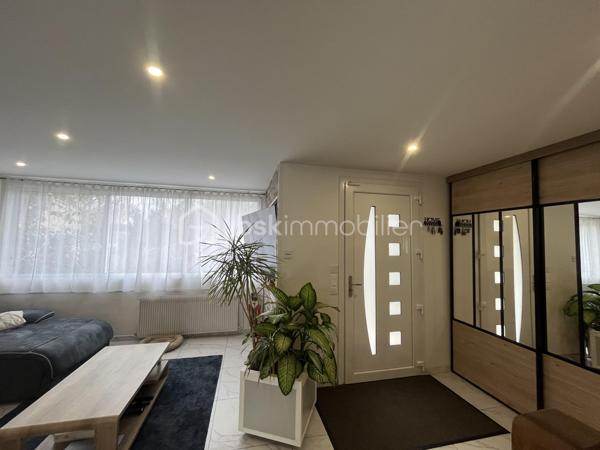Venez poser vos valises dans cette superbe maison de 174 m²habitable, conçue pour ceux qui recherchent harmonie et tranquillité
Construite en 1983, elle offre un cadre de vie unique, idéal pour les familles en quête d’espace et de confort avec toutes les commodités à pied
La propriété, sans mitoyenneté, édifiée sur sous-sol total pouvant y accueillir 2 véhicules, une cave, une buanderie et un grand espace chaufferie 

Avec cinq pièces savamment réparties sur deux niveaux, cette maison présente une disposition intérieure réfléchie : au rez-de-chaussée un séjour / salle à manger convivial, une cuisine fonctionnelle et moderne ainsi que de généreux espaces de détente. Le charme de la propriété est accentué part la lumière traversante avec ses grande baies vitrée et sa suite parentale avec douche et dressing d'environ 22 m2 pour le rez-de-chaussée-de-chaussée

À l’étage, un palier desservant 3 chambres, dont une d'environ 22 m2, une grande salle de bain et un second WC indépendant.

Profitez des deux terrasses pour des moments de détente en famille ou entre amis et d'une piscine privative pour se rafraîchir durant les chaudes journées d'été ainsi qu'un jardin plat avec de la pelouse qui offrent des espaces de plein air agréables.

Les +++ 
- Refait à neuf : Aucun travaux à prévoir 
- Ravalement - de 2 ans 
- Climatisation réversible + Pompe à chaleur  
- Très grand espace de vie au RDC avec belle chambre parentale - Au total 4 vraies chambres !! 
- Possibilité de stationner plusieurs véhicules 
- Portail / porte de garage et volets électrique 

Contactez Stéphanie Visini pour plus d’informations concernant cette opportunité unique. Ne manquez pas cette chance de vivre dans un espace accueillant et spacieux.