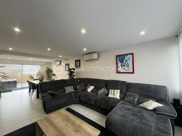 Venez poser vos valises dans cette superbe maison de 174 m²habitable, conçue pour ceux qui recherchent harmonie et tranquillité
Construite en 1983, elle offre un cadre de vie unique, idéal pour les familles en quête d’espace et de confort avec toutes les commodités à pied
La propriété, sans mitoyenneté, édifiée sur sous-sol total pouvant y accueillir 2 véhicules, une cave, une buanderie et un grand espace chaufferie 

Avec cinq pièces savamment réparties sur deux niveaux, cette maison présente une disposition intérieure réfléchie : au rez-de-chaussée un séjour / salle à manger convivial, une cuisine fonctionnelle et moderne ainsi que de généreux espaces de détente. Le charme de la propriété est accentué part la lumière traversante avec ses grande baies vitrée et sa suite parentale avec douche et dressing d'environ 22 m2 pour le rez-de-chaussée-de-chaussée

À l’étage, un palier desservant 3 chambres, dont une d'environ 22 m2, une grande salle de bain et un second WC indépendant.

Profitez des deux terrasses pour des moments de détente en famille ou entre amis et d'une piscine privative pour se rafraîchir durant les chaudes journées d'été ainsi qu'un jardin plat avec de la pelouse qui offrent des espaces de plein air agréables.

Les +++ 
- Refait à neuf : Aucun travaux à prévoir 
- Ravalement - de 2 ans 
- Climatisation réversible + Pompe à chaleur  
- Très grand espace de vie au RDC avec belle chambre parentale - Au total 4 vraies chambres !! 
- Possibilité de stationner plusieurs véhicules 
- Portail / porte de garage et volets électrique 

Contactez Stéphanie Visini pour plus d’informations concernant cette opportunité unique. Ne manquez pas cette chance de vivre dans un espace accueillant et spacieux.