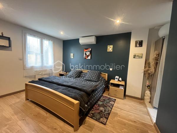 Venez poser vos valises dans cette superbe maison de 174 m²habitable, conçue pour ceux qui recherchent harmonie et tranquillité
Construite en 1983, elle offre un cadre de vie unique, idéal pour les familles en quête d’espace et de confort avec toutes les commodités à pied
La propriété, sans mitoyenneté, édifiée sur sous-sol total pouvant y accueillir 2 véhicules, une cave, une buanderie et un grand espace chaufferie 

Avec cinq pièces savamment réparties sur deux niveaux, cette maison présente une disposition intérieure réfléchie : au rez-de-chaussée un séjour / salle à manger convivial, une cuisine fonctionnelle et moderne ainsi que de généreux espaces de détente. Le charme de la propriété est accentué part la lumière traversante avec ses grande baies vitrée et sa suite parentale avec douche et dressing d'environ 22 m2 pour le rez-de-chaussée-de-chaussée

À l’étage, un palier desservant 3 chambres, dont une d'environ 22 m2, une grande salle de bain et un second WC indépendant.

Profitez des deux terrasses pour des moments de détente en famille ou entre amis et d'une piscine privative pour se rafraîchir durant les chaudes journées d'été ainsi qu'un jardin plat avec de la pelouse qui offrent des espaces de plein air agréables.

Les +++ 
- Refait à neuf : Aucun travaux à prévoir 
- Ravalement - de 2 ans 
- Climatisation réversible + Pompe à chaleur  
- Très grand espace de vie au RDC avec belle chambre parentale - Au total 4 vraies chambres !! 
- Possibilité de stationner plusieurs véhicules 
- Portail / porte de garage et volets électrique 

Contactez Stéphanie Visini pour plus d’informations concernant cette opportunité unique. Ne manquez pas cette chance de vivre dans un espace accueillant et spacieux.