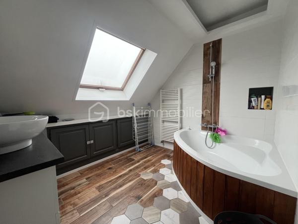 Venez poser vos valises dans cette superbe maison de 174 m²habitable, conçue pour ceux qui recherchent harmonie et tranquillité
Construite en 1983, elle offre un cadre de vie unique, idéal pour les familles en quête d’espace et de confort avec toutes les commodités à pied
La propriété, sans mitoyenneté, édifiée sur sous-sol total pouvant y accueillir 2 véhicules, une cave, une buanderie et un grand espace chaufferie 

Avec cinq pièces savamment réparties sur deux niveaux, cette maison présente une disposition intérieure réfléchie : au rez-de-chaussée un séjour / salle à manger convivial, une cuisine fonctionnelle et moderne ainsi que de généreux espaces de détente. Le charme de la propriété est accentué part la lumière traversante avec ses grande baies vitrée et sa suite parentale avec douche et dressing d'environ 22 m2 pour le rez-de-chaussée-de-chaussée

À l’étage, un palier desservant 3 chambres, dont une d'environ 22 m2, une grande salle de bain et un second WC indépendant.

Profitez des deux terrasses pour des moments de détente en famille ou entre amis et d'une piscine privative pour se rafraîchir durant les chaudes journées d'été ainsi qu'un jardin plat avec de la pelouse qui offrent des espaces de plein air agréables.

Les +++ 
- Refait à neuf : Aucun travaux à prévoir 
- Ravalement - de 2 ans 
- Climatisation réversible + Pompe à chaleur  
- Très grand espace de vie au RDC avec belle chambre parentale - Au total 4 vraies chambres !! 
- Possibilité de stationner plusieurs véhicules 
- Portail / porte de garage et volets électrique 

Contactez Stéphanie Visini pour plus d’informations concernant cette opportunité unique. Ne manquez pas cette chance de vivre dans un espace accueillant et spacieux.