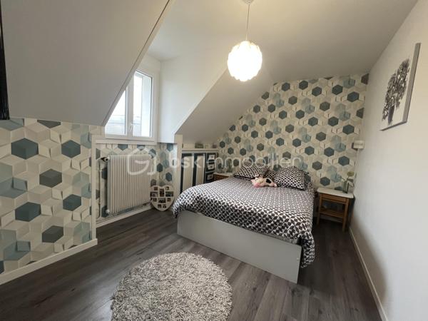 Venez poser vos valises dans cette superbe maison de 174 m²habitable, conçue pour ceux qui recherchent harmonie et tranquillité
Construite en 1983, elle offre un cadre de vie unique, idéal pour les familles en quête d’espace et de confort avec toutes les commodités à pied
La propriété, sans mitoyenneté, édifiée sur sous-sol total pouvant y accueillir 2 véhicules, une cave, une buanderie et un grand espace chaufferie 

Avec cinq pièces savamment réparties sur deux niveaux, cette maison présente une disposition intérieure réfléchie : au rez-de-chaussée un séjour / salle à manger convivial, une cuisine fonctionnelle et moderne ainsi que de généreux espaces de détente. Le charme de la propriété est accentué part la lumière traversante avec ses grande baies vitrée et sa suite parentale avec douche et dressing d'environ 22 m2 pour le rez-de-chaussée-de-chaussée

À l’étage, un palier desservant 3 chambres, dont une d'environ 22 m2, une grande salle de bain et un second WC indépendant.

Profitez des deux terrasses pour des moments de détente en famille ou entre amis et d'une piscine privative pour se rafraîchir durant les chaudes journées d'été ainsi qu'un jardin plat avec de la pelouse qui offrent des espaces de plein air agréables.

Les +++ 
- Refait à neuf : Aucun travaux à prévoir 
- Ravalement - de 2 ans 
- Climatisation réversible + Pompe à chaleur  
- Très grand espace de vie au RDC avec belle chambre parentale - Au total 4 vraies chambres !! 
- Possibilité de stationner plusieurs véhicules 
- Portail / porte de garage et volets électrique 

Contactez Stéphanie Visini pour plus d’informations concernant cette opportunité unique. Ne manquez pas cette chance de vivre dans un espace accueillant et spacieux.