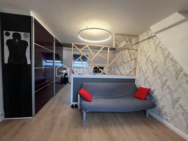 Venez poser vos valises dans cette superbe maison de 174 m²habitable, conçue pour ceux qui recherchent harmonie et tranquillité
Construite en 1983, elle offre un cadre de vie unique, idéal pour les familles en quête d’espace et de confort avec toutes les commodités à pied
La propriété, sans mitoyenneté, édifiée sur sous-sol total pouvant y accueillir 2 véhicules, une cave, une buanderie et un grand espace chaufferie 

Avec cinq pièces savamment réparties sur deux niveaux, cette maison présente une disposition intérieure réfléchie : au rez-de-chaussée un séjour / salle à manger convivial, une cuisine fonctionnelle et moderne ainsi que de généreux espaces de détente. Le charme de la propriété est accentué part la lumière traversante avec ses grande baies vitrée et sa suite parentale avec douche et dressing d'environ 22 m2 pour le rez-de-chaussée-de-chaussée

À l’étage, un palier desservant 3 chambres, dont une d'environ 22 m2, une grande salle de bain et un second WC indépendant.

Profitez des deux terrasses pour des moments de détente en famille ou entre amis et d'une piscine privative pour se rafraîchir durant les chaudes journées d'été ainsi qu'un jardin plat avec de la pelouse qui offrent des espaces de plein air agréables.

Les +++ 
- Refait à neuf : Aucun travaux à prévoir 
- Ravalement - de 2 ans 
- Climatisation réversible + Pompe à chaleur  
- Très grand espace de vie au RDC avec belle chambre parentale - Au total 4 vraies chambres !! 
- Possibilité de stationner plusieurs véhicules 
- Portail / porte de garage et volets électrique 

Contactez Stéphanie Visini pour plus d’informations concernant cette opportunité unique. Ne manquez pas cette chance de vivre dans un espace accueillant et spacieux.