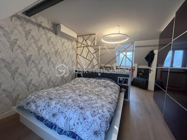 Venez poser vos valises dans cette superbe maison de 174 m²habitable, conçue pour ceux qui recherchent harmonie et tranquillité
Construite en 1983, elle offre un cadre de vie unique, idéal pour les familles en quête d’espace et de confort avec toutes les commodités à pied
La propriété, sans mitoyenneté, édifiée sur sous-sol total pouvant y accueillir 2 véhicules, une cave, une buanderie et un grand espace chaufferie 

Avec cinq pièces savamment réparties sur deux niveaux, cette maison présente une disposition intérieure réfléchie : au rez-de-chaussée un séjour / salle à manger convivial, une cuisine fonctionnelle et moderne ainsi que de généreux espaces de détente. Le charme de la propriété est accentué part la lumière traversante avec ses grande baies vitrée et sa suite parentale avec douche et dressing d'environ 22 m2 pour le rez-de-chaussée-de-chaussée

À l’étage, un palier desservant 3 chambres, dont une d'environ 22 m2, une grande salle de bain et un second WC indépendant.

Profitez des deux terrasses pour des moments de détente en famille ou entre amis et d'une piscine privative pour se rafraîchir durant les chaudes journées d'été ainsi qu'un jardin plat avec de la pelouse qui offrent des espaces de plein air agréables.

Les +++ 
- Refait à neuf : Aucun travaux à prévoir 
- Ravalement - de 2 ans 
- Climatisation réversible + Pompe à chaleur  
- Très grand espace de vie au RDC avec belle chambre parentale - Au total 4 vraies chambres !! 
- Possibilité de stationner plusieurs véhicules 
- Portail / porte de garage et volets électrique 

Contactez Stéphanie Visini pour plus d’informations concernant cette opportunité unique. Ne manquez pas cette chance de vivre dans un espace accueillant et spacieux.