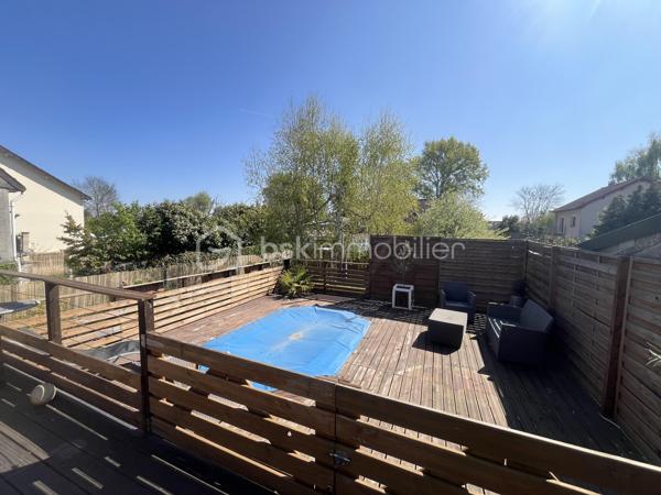 Venez poser vos valises dans cette superbe maison de 174 m²habitable, conçue pour ceux qui recherchent harmonie et tranquillité
Construite en 1983, elle offre un cadre de vie unique, idéal pour les familles en quête d’espace et de confort avec toutes les commodités à pied
La propriété, sans mitoyenneté, édifiée sur sous-sol total pouvant y accueillir 2 véhicules, une cave, une buanderie et un grand espace chaufferie 

Avec cinq pièces savamment réparties sur deux niveaux, cette maison présente une disposition intérieure réfléchie : au rez-de-chaussée un séjour / salle à manger convivial, une cuisine fonctionnelle et moderne ainsi que de généreux espaces de détente. Le charme de la propriété est accentué part la lumière traversante avec ses grande baies vitrée et sa suite parentale avec douche et dressing d'environ 22 m2 pour le rez-de-chaussée-de-chaussée

À l’étage, un palier desservant 3 chambres, dont une d'environ 22 m2, une grande salle de bain et un second WC indépendant.

Profitez des deux terrasses pour des moments de détente en famille ou entre amis et d'une piscine privative pour se rafraîchir durant les chaudes journées d'été ainsi qu'un jardin plat avec de la pelouse qui offrent des espaces de plein air agréables.

Les +++ 
- Refait à neuf : Aucun travaux à prévoir 
- Ravalement - de 2 ans 
- Climatisation réversible + Pompe à chaleur  
- Très grand espace de vie au RDC avec belle chambre parentale - Au total 4 vraies chambres !! 
- Possibilité de stationner plusieurs véhicules 
- Portail / porte de garage et volets électrique 

Contactez Stéphanie Visini pour plus d’informations concernant cette opportunité unique. Ne manquez pas cette chance de vivre dans un espace accueillant et spacieux.
