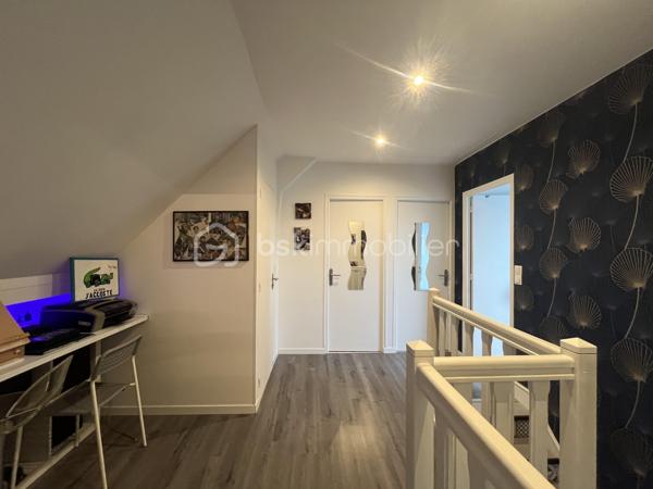 Venez poser vos valises dans cette superbe maison de 174 m²habitable, conçue pour ceux qui recherchent harmonie et tranquillité
Construite en 1983, elle offre un cadre de vie unique, idéal pour les familles en quête d’espace et de confort avec toutes les commodités à pied
La propriété, sans mitoyenneté, édifiée sur sous-sol total pouvant y accueillir 2 véhicules, une cave, une buanderie et un grand espace chaufferie 

Avec cinq pièces savamment réparties sur deux niveaux, cette maison présente une disposition intérieure réfléchie : au rez-de-chaussée un séjour / salle à manger convivial, une cuisine fonctionnelle et moderne ainsi que de généreux espaces de détente. Le charme de la propriété est accentué part la lumière traversante avec ses grande baies vitrée et sa suite parentale avec douche et dressing d'environ 22 m2 pour le rez-de-chaussée-de-chaussée

À l’étage, un palier desservant 3 chambres, dont une d'environ 22 m2, une grande salle de bain et un second WC indépendant.

Profitez des deux terrasses pour des moments de détente en famille ou entre amis et d'une piscine privative pour se rafraîchir durant les chaudes journées d'été ainsi qu'un jardin plat avec de la pelouse qui offrent des espaces de plein air agréables.

Les +++ 
- Refait à neuf : Aucun travaux à prévoir 
- Ravalement - de 2 ans 
- Climatisation réversible + Pompe à chaleur  
- Très grand espace de vie au RDC avec belle chambre parentale - Au total 4 vraies chambres !! 
- Possibilité de stationner plusieurs véhicules 
- Portail / porte de garage et volets électrique 

Contactez Stéphanie Visini pour plus d’informations concernant cette opportunité unique. Ne manquez pas cette chance de vivre dans un espace accueillant et spacieux.