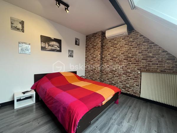 Venez poser vos valises dans cette superbe maison de 174 m²habitable, conçue pour ceux qui recherchent harmonie et tranquillité
Construite en 1983, elle offre un cadre de vie unique, idéal pour les familles en quête d’espace et de confort avec toutes les commodités à pied
La propriété, sans mitoyenneté, édifiée sur sous-sol total pouvant y accueillir 2 véhicules, une cave, une buanderie et un grand espace chaufferie 

Avec cinq pièces savamment réparties sur deux niveaux, cette maison présente une disposition intérieure réfléchie : au rez-de-chaussée un séjour / salle à manger convivial, une cuisine fonctionnelle et moderne ainsi que de généreux espaces de détente. Le charme de la propriété est accentué part la lumière traversante avec ses grande baies vitrée et sa suite parentale avec douche et dressing d'environ 22 m2 pour le rez-de-chaussée-de-chaussée

À l’étage, un palier desservant 3 chambres, dont une d'environ 22 m2, une grande salle de bain et un second WC indépendant.

Profitez des deux terrasses pour des moments de détente en famille ou entre amis et d'une piscine privative pour se rafraîchir durant les chaudes journées d'été ainsi qu'un jardin plat avec de la pelouse qui offrent des espaces de plein air agréables.

Les +++ 
- Refait à neuf : Aucun travaux à prévoir 
- Ravalement - de 2 ans 
- Climatisation réversible + Pompe à chaleur  
- Très grand espace de vie au RDC avec belle chambre parentale - Au total 4 vraies chambres !! 
- Possibilité de stationner plusieurs véhicules 
- Portail / porte de garage et volets électrique 

Contactez Stéphanie Visini pour plus d’informations concernant cette opportunité unique. Ne manquez pas cette chance de vivre dans un espace accueillant et spacieux.