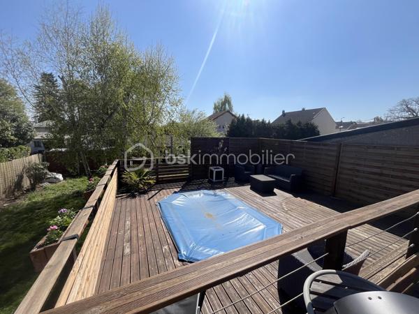 Venez poser vos valises dans cette superbe maison de 174 m²habitable, conçue pour ceux qui recherchent harmonie et tranquillité
Construite en 1983, elle offre un cadre de vie unique, idéal pour les familles en quête d’espace et de confort avec toutes les commodités à pied
La propriété, sans mitoyenneté, édifiée sur sous-sol total pouvant y accueillir 2 véhicules, une cave, une buanderie et un grand espace chaufferie 

Avec cinq pièces savamment réparties sur deux niveaux, cette maison présente une disposition intérieure réfléchie : au rez-de-chaussée un séjour / salle à manger convivial, une cuisine fonctionnelle et moderne ainsi que de généreux espaces de détente. Le charme de la propriété est accentué part la lumière traversante avec ses grande baies vitrée et sa suite parentale avec douche et dressing d'environ 22 m2 pour le rez-de-chaussée-de-chaussée

À l’étage, un palier desservant 3 chambres, dont une d'environ 22 m2, une grande salle de bain et un second WC indépendant.

Profitez des deux terrasses pour des moments de détente en famille ou entre amis et d'une piscine privative pour se rafraîchir durant les chaudes journées d'été ainsi qu'un jardin plat avec de la pelouse qui offrent des espaces de plein air agréables.

Les +++ 
- Refait à neuf : Aucun travaux à prévoir 
- Ravalement - de 2 ans 
- Climatisation réversible + Pompe à chaleur  
- Très grand espace de vie au RDC avec belle chambre parentale - Au total 4 vraies chambres !! 
- Possibilité de stationner plusieurs véhicules 
- Portail / porte de garage et volets électrique 

Contactez Stéphanie Visini pour plus d’informations concernant cette opportunité unique. Ne manquez pas cette chance de vivre dans un espace accueillant et spacieux.