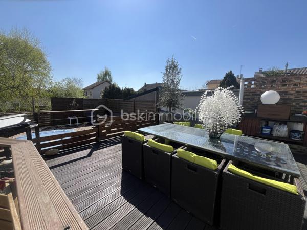 Venez poser vos valises dans cette superbe maison de 174 m²habitable, conçue pour ceux qui recherchent harmonie et tranquillité
Construite en 1983, elle offre un cadre de vie unique, idéal pour les familles en quête d’espace et de confort avec toutes les commodités à pied
La propriété, sans mitoyenneté, édifiée sur sous-sol total pouvant y accueillir 2 véhicules, une cave, une buanderie et un grand espace chaufferie 

Avec cinq pièces savamment réparties sur deux niveaux, cette maison présente une disposition intérieure réfléchie : au rez-de-chaussée un séjour / salle à manger convivial, une cuisine fonctionnelle et moderne ainsi que de généreux espaces de détente. Le charme de la propriété est accentué part la lumière traversante avec ses grande baies vitrée et sa suite parentale avec douche et dressing d'environ 22 m2 pour le rez-de-chaussée-de-chaussée

À l’étage, un palier desservant 3 chambres, dont une d'environ 22 m2, une grande salle de bain et un second WC indépendant.

Profitez des deux terrasses pour des moments de détente en famille ou entre amis et d'une piscine privative pour se rafraîchir durant les chaudes journées d'été ainsi qu'un jardin plat avec de la pelouse qui offrent des espaces de plein air agréables.

Les +++ 
- Refait à neuf : Aucun travaux à prévoir 
- Ravalement - de 2 ans 
- Climatisation réversible + Pompe à chaleur  
- Très grand espace de vie au RDC avec belle chambre parentale - Au total 4 vraies chambres !! 
- Possibilité de stationner plusieurs véhicules 
- Portail / porte de garage et volets électrique 

Contactez Stéphanie Visini pour plus d’informations concernant cette opportunité unique. Ne manquez pas cette chance de vivre dans un espace accueillant et spacieux.