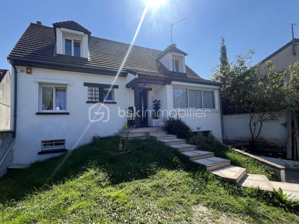 Venez poser vos valises dans cette superbe maison de 174 m²habitable, conçue pour ceux qui recherchent harmonie et tranquillité
Construite en 1983, elle offre un cadre de vie unique, idéal pour les familles en quête d’espace et de confort avec toutes les commodités à pied
La propriété, sans mitoyenneté, édifiée sur sous-sol total pouvant y accueillir 2 véhicules, une cave, une buanderie et un grand espace chaufferie 

Avec cinq pièces savamment réparties sur deux niveaux, cette maison présente une disposition intérieure réfléchie : au rez-de-chaussée un séjour / salle à manger convivial, une cuisine fonctionnelle et moderne ainsi que de généreux espaces de détente. Le charme de la propriété est accentué part la lumière traversante avec ses grande baies vitrée et sa suite parentale avec douche et dressing d'environ 22 m2 pour le rez-de-chaussée-de-chaussée

À l’étage, un palier desservant 3 chambres, dont une d'environ 22 m2, une grande salle de bain et un second WC indépendant.

Profitez des deux terrasses pour des moments de détente en famille ou entre amis et d'une piscine privative pour se rafraîchir durant les chaudes journées d'été ainsi qu'un jardin plat avec de la pelouse qui offrent des espaces de plein air agréables.

Les +++ 
- Refait à neuf : Aucun travaux à prévoir 
- Ravalement - de 2 ans 
- Climatisation réversible + Pompe à chaleur  
- Très grand espace de vie au RDC avec belle chambre parentale - Au total 4 vraies chambres !! 
- Possibilité de stationner plusieurs véhicules 
- Portail / porte de garage et volets électrique 

Contactez Stéphanie Visini pour plus d’informations concernant cette opportunité unique. Ne manquez pas cette chance de vivre dans un espace accueillant et spacieux.