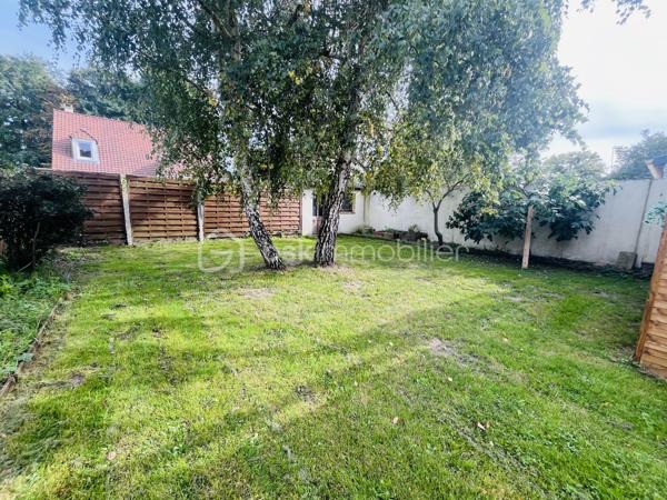 Venez poser vos valises dans cette superbe maison de 174 m²habitable, conçue pour ceux qui recherchent harmonie et tranquillité
Construite en 1983, elle offre un cadre de vie unique, idéal pour les familles en quête d’espace et de confort avec toutes les commodités à pied
La propriété, sans mitoyenneté, édifiée sur sous-sol total pouvant y accueillir 2 véhicules, une cave, une buanderie et un grand espace chaufferie 

Avec cinq pièces savamment réparties sur deux niveaux, cette maison présente une disposition intérieure réfléchie : au rez-de-chaussée un séjour / salle à manger convivial, une cuisine fonctionnelle et moderne ainsi que de généreux espaces de détente. Le charme de la propriété est accentué part la lumière traversante avec ses grande baies vitrée et sa suite parentale avec douche et dressing d'environ 22 m2 pour le rez-de-chaussée-de-chaussée

À l’étage, un palier desservant 3 chambres, dont une d'environ 22 m2, une grande salle de bain et un second WC indépendant.

Profitez des deux terrasses pour des moments de détente en famille ou entre amis et d'une piscine privative pour se rafraîchir durant les chaudes journées d'été ainsi qu'un jardin plat avec de la pelouse qui offrent des espaces de plein air agréables.

Les +++ 
- Refait à neuf : Aucun travaux à prévoir 
- Ravalement - de 2 ans 
- Climatisation réversible + Pompe à chaleur  
- Très grand espace de vie au RDC avec belle chambre parentale - Au total 4 vraies chambres !! 
- Possibilité de stationner plusieurs véhicules 
- Portail / porte de garage et volets électrique 

Contactez Stéphanie Visini pour plus d’informations concernant cette opportunité unique. Ne manquez pas cette chance de vivre dans un espace accueillant et spacieux.