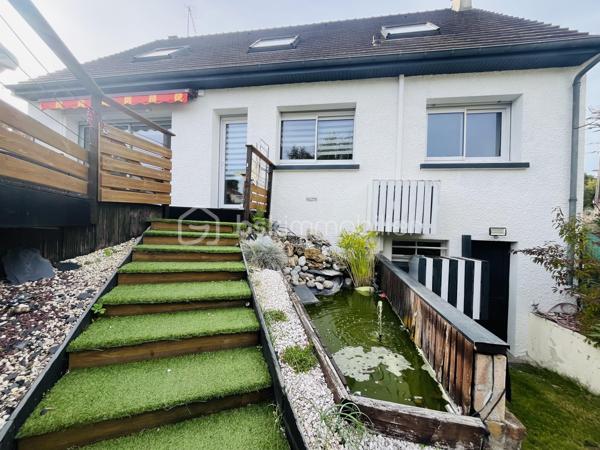 Venez poser vos valises dans cette superbe maison de 174 m²habitable, conçue pour ceux qui recherchent harmonie et tranquillité
Construite en 1983, elle offre un cadre de vie unique, idéal pour les familles en quête d’espace et de confort avec toutes les commodités à pied
La propriété, sans mitoyenneté, édifiée sur sous-sol total pouvant y accueillir 2 véhicules, une cave, une buanderie et un grand espace chaufferie 

Avec cinq pièces savamment réparties sur deux niveaux, cette maison présente une disposition intérieure réfléchie : au rez-de-chaussée un séjour / salle à manger convivial, une cuisine fonctionnelle et moderne ainsi que de généreux espaces de détente. Le charme de la propriété est accentué part la lumière traversante avec ses grande baies vitrée et sa suite parentale avec douche et dressing d'environ 22 m2 pour le rez-de-chaussée-de-chaussée

À l’étage, un palier desservant 3 chambres, dont une d'environ 22 m2, une grande salle de bain et un second WC indépendant.

Profitez des deux terrasses pour des moments de détente en famille ou entre amis et d'une piscine privative pour se rafraîchir durant les chaudes journées d'été ainsi qu'un jardin plat avec de la pelouse qui offrent des espaces de plein air agréables.

Les +++ 
- Refait à neuf : Aucun travaux à prévoir 
- Ravalement - de 2 ans 
- Climatisation réversible + Pompe à chaleur  
- Très grand espace de vie au RDC avec belle chambre parentale - Au total 4 vraies chambres !! 
- Possibilité de stationner plusieurs véhicules 
- Portail / porte de garage et volets électrique 

Contactez Stéphanie Visini pour plus d’informations concernant cette opportunité unique. Ne manquez pas cette chance de vivre dans un espace accueillant et spacieux.