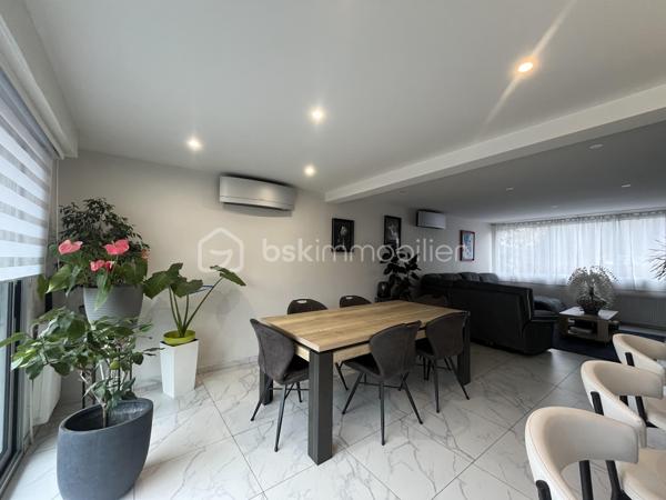 Venez poser vos valises dans cette superbe maison de 174 m²habitable, conçue pour ceux qui recherchent harmonie et tranquillité
Construite en 1983, elle offre un cadre de vie unique, idéal pour les familles en quête d’espace et de confort avec toutes les commodités à pied
La propriété, sans mitoyenneté, édifiée sur sous-sol total pouvant y accueillir 2 véhicules, une cave, une buanderie et un grand espace chaufferie 

Avec cinq pièces savamment réparties sur deux niveaux, cette maison présente une disposition intérieure réfléchie : au rez-de-chaussée un séjour / salle à manger convivial, une cuisine fonctionnelle et moderne ainsi que de généreux espaces de détente. Le charme de la propriété est accentué part la lumière traversante avec ses grande baies vitrée et sa suite parentale avec douche et dressing d'environ 22 m2 pour le rez-de-chaussée-de-chaussée

À l’étage, un palier desservant 3 chambres, dont une d'environ 22 m2, une grande salle de bain et un second WC indépendant.

Profitez des deux terrasses pour des moments de détente en famille ou entre amis et d'une piscine privative pour se rafraîchir durant les chaudes journées d'été ainsi qu'un jardin plat avec de la pelouse qui offrent des espaces de plein air agréables.

Les +++ 
- Refait à neuf : Aucun travaux à prévoir 
- Ravalement - de 2 ans 
- Climatisation réversible + Pompe à chaleur  
- Très grand espace de vie au RDC avec belle chambre parentale - Au total 4 vraies chambres !! 
- Possibilité de stationner plusieurs véhicules 
- Portail / porte de garage et volets électrique 

Contactez Stéphanie Visini pour plus d’informations concernant cette opportunité unique. Ne manquez pas cette chance de vivre dans un espace accueillant et spacieux.