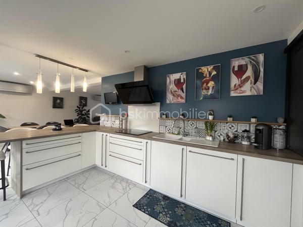 Venez poser vos valises dans cette superbe maison de 174 m²habitable, conçue pour ceux qui recherchent harmonie et tranquillité
Construite en 1983, elle offre un cadre de vie unique, idéal pour les familles en quête d’espace et de confort avec toutes les commodités à pied
La propriété, sans mitoyenneté, édifiée sur sous-sol total pouvant y accueillir 2 véhicules, une cave, une buanderie et un grand espace chaufferie 

Avec cinq pièces savamment réparties sur deux niveaux, cette maison présente une disposition intérieure réfléchie : au rez-de-chaussée un séjour / salle à manger convivial, une cuisine fonctionnelle et moderne ainsi que de généreux espaces de détente. Le charme de la propriété est accentué part la lumière traversante avec ses grande baies vitrée et sa suite parentale avec douche et dressing d'environ 22 m2 pour le rez-de-chaussée-de-chaussée

À l’étage, un palier desservant 3 chambres, dont une d'environ 22 m2, une grande salle de bain et un second WC indépendant.

Profitez des deux terrasses pour des moments de détente en famille ou entre amis et d'une piscine privative pour se rafraîchir durant les chaudes journées d'été ainsi qu'un jardin plat avec de la pelouse qui offrent des espaces de plein air agréables.

Les +++ 
- Refait à neuf : Aucun travaux à prévoir 
- Ravalement - de 2 ans 
- Climatisation réversible + Pompe à chaleur  
- Très grand espace de vie au RDC avec belle chambre parentale - Au total 4 vraies chambres !! 
- Possibilité de stationner plusieurs véhicules 
- Portail / porte de garage et volets électrique 

Contactez Stéphanie Visini pour plus d’informations concernant cette opportunité unique. Ne manquez pas cette chance de vivre dans un espace accueillant et spacieux.