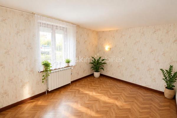 Cette maison Jappy de 122 M2 saura vous séduire !
De beaux volumes, 4 chambres, salon, salle à manger, coin cuisine
grand sous sol, grenier, garage, jardin
travaux de rafraichissement à prévoir
chaudière gaz basse température (2011)
A visiter sans tarder