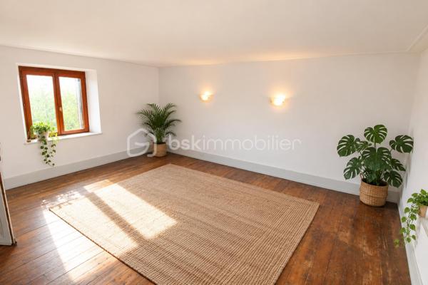 Cette maison Jappy de 122 M2 saura vous séduire !
De beaux volumes, 4 chambres, salon, salle à manger, coin cuisine
grand sous sol, grenier, garage, jardin
travaux de rafraichissement à prévoir
chaudière gaz basse température (2011)
A visiter sans tarder