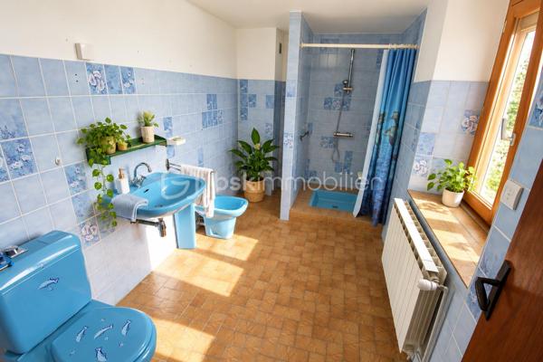 Cette maison Jappy de 122 M2 saura vous séduire !
De beaux volumes, 4 chambres, salon, salle à manger, coin cuisine
grand sous sol, grenier, garage, jardin
travaux de rafraichissement à prévoir
chaudière gaz basse température (2011)
A visiter sans tarder