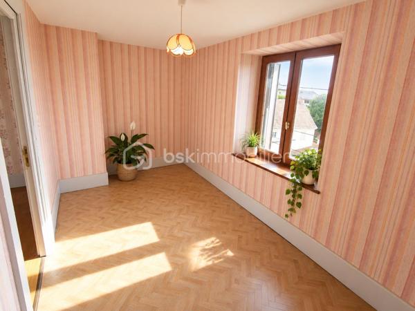Cette maison Jappy de 122 M2 saura vous séduire !
De beaux volumes, 4 chambres, salon, salle à manger, coin cuisine
grand sous sol, grenier, garage, jardin
travaux de rafraichissement à prévoir
chaudière gaz basse température (2011)
A visiter sans tarder