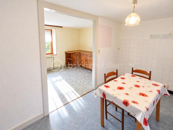 Cette maison Jappy de 122 M2 saura vous séduire !
De beaux volumes, 4 chambres, salon, salle à manger, coin cuisine
grand sous sol, grenier, garage, jardin
travaux de rafraichissement à prévoir
chaudière gaz basse température (2011)
A visiter sans tarder
