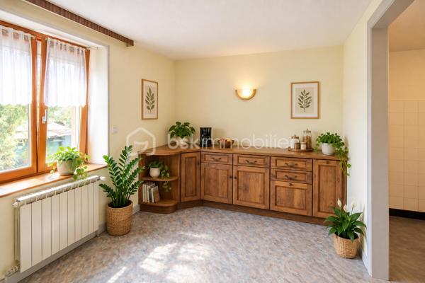 Cette maison Jappy de 122 M2 saura vous séduire !
De beaux volumes, 4 chambres, salon, salle à manger, coin cuisine
grand sous sol, grenier, garage, jardin
travaux de rafraichissement à prévoir
chaudière gaz basse température (2011)
A visiter sans tarder
