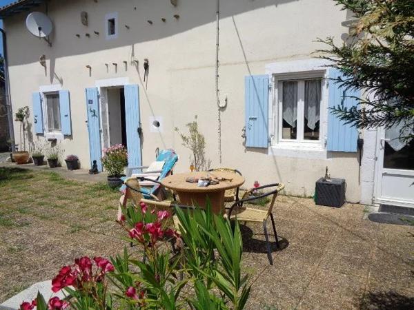 Charmante maison de village à 3 chambres avec granges et jardin privé