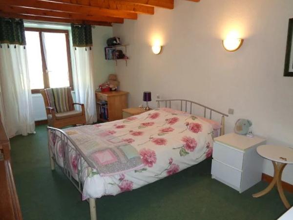 Charmante maison de village à 3 chambres avec granges et jardin privé