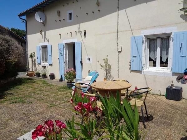Charmante maison de village à 3 chambres avec granges et jardin privé