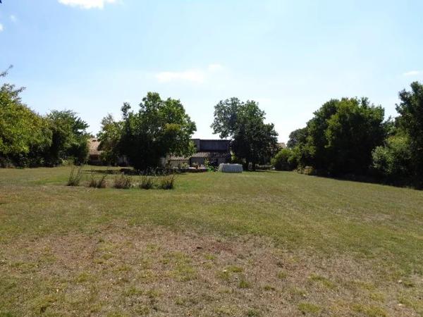 Charmante maison de village à 3 chambres avec granges et jardin privé