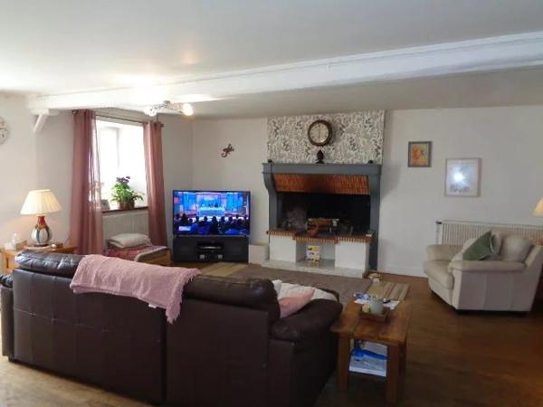 Charmante maison de village à 3 chambres avec granges et jardin privé