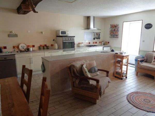 Charmante maison de village à 3 chambres avec granges et jardin privé