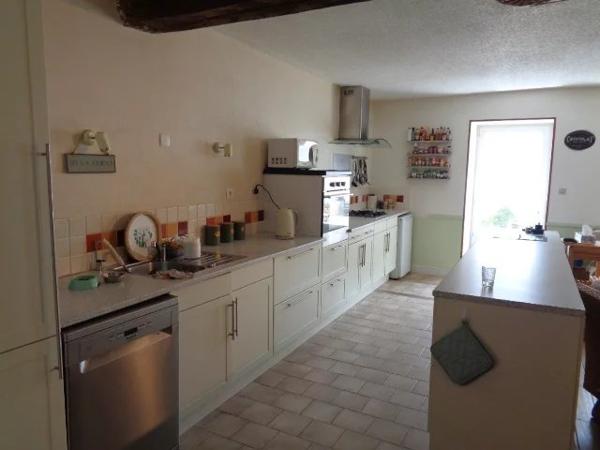 Charmante maison de village à 3 chambres avec granges et jardin privé