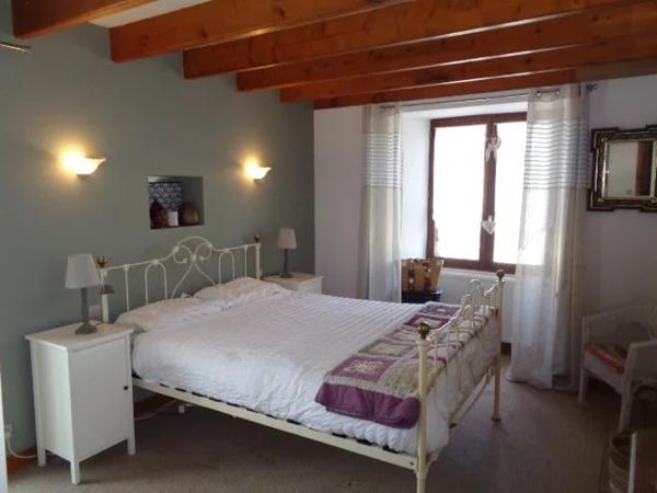 Charmante maison de village à 3 chambres avec granges et jardin privé