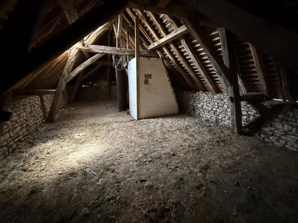 Maison de caractère à rénover – Beau potentiel