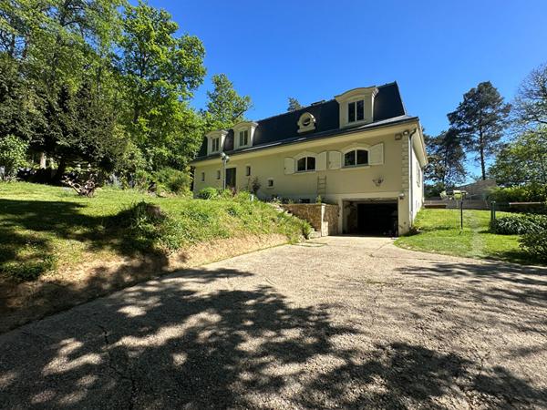 Maison à vendre à Verrières-le-Buisson ,Quartier recherché, en lisière de forêt, terrain de 2 398 m² avec piscine