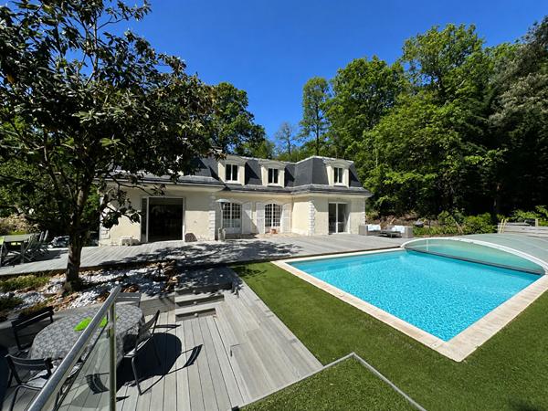 Maison à vendre à Verrières-le-Buisson ,Quartier recherché, en lisière de forêt, terrain de 2 398 m² avec piscine