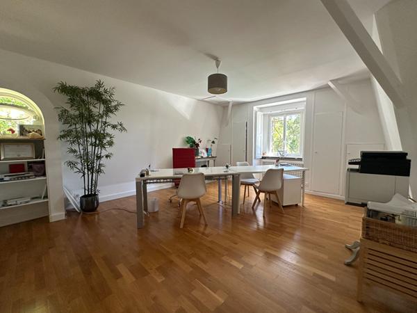 Maison à vendre à Verrières-le-Buisson ,Quartier recherché, en lisière de forêt, terrain de 2 398 m² avec piscine
