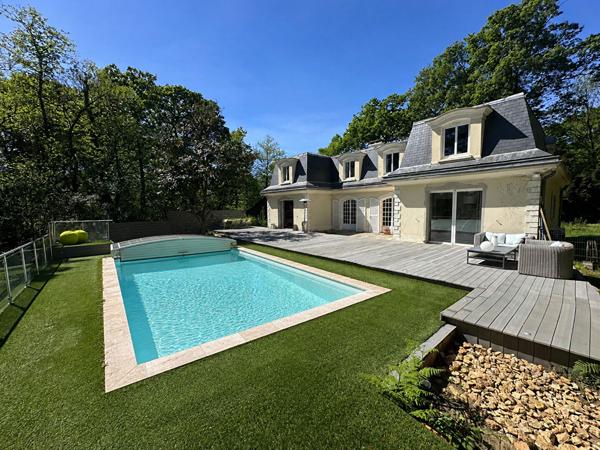 Maison à vendre à Verrières-le-Buisson ,Quartier recherché, en lisière de forêt, terrain de 2 398 m² avec piscine